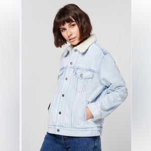 LEVI’S® SHERPA EX-BOYFRIEND TRUCKER JACKET